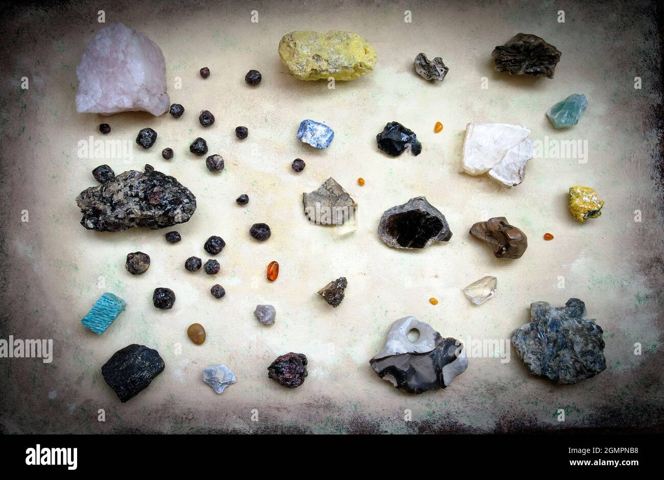 Una serie di minerali naturali su sfondo chiaro. Vista dall'alto con vignettatura. Foto Stock