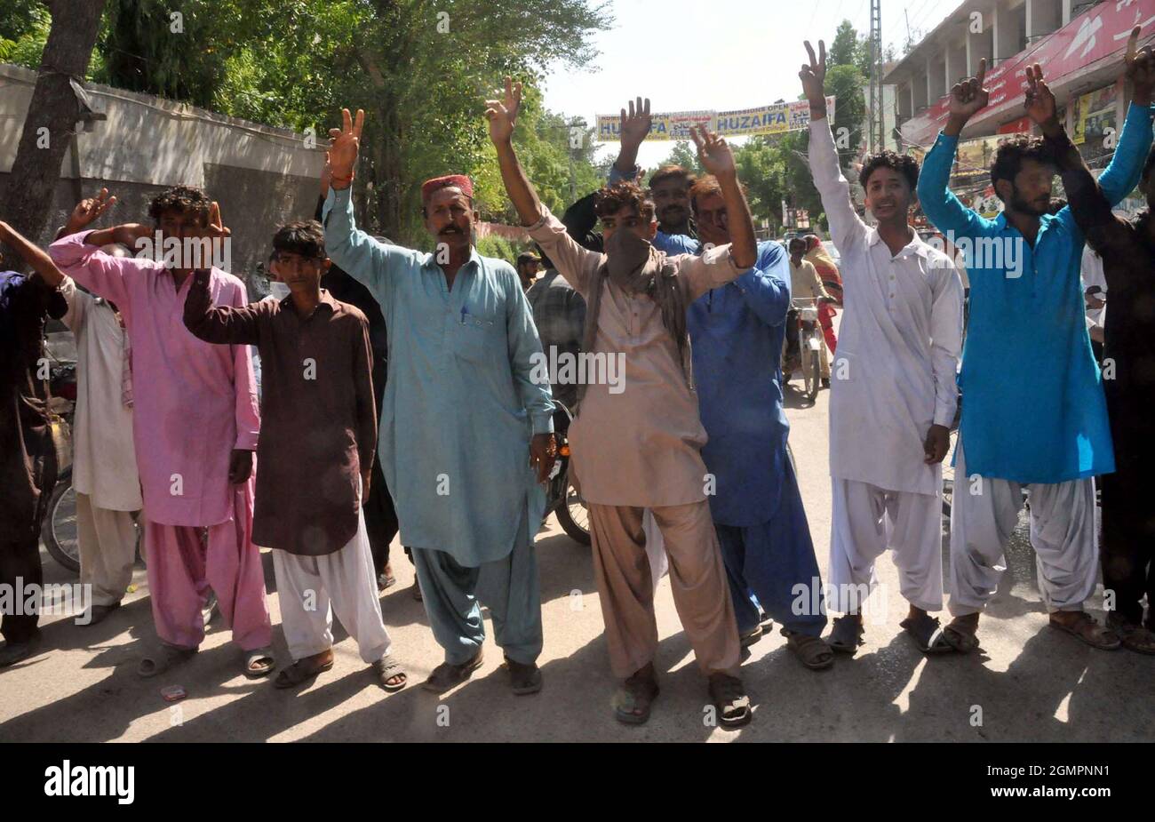 I residenti di Bulri Shah Karim stanno tenendo una manifestazione di protesta contro l'alta impotenza delle persone influenti, presso il press club di Hyderabad lunedì 20 settembre 2021. Foto Stock