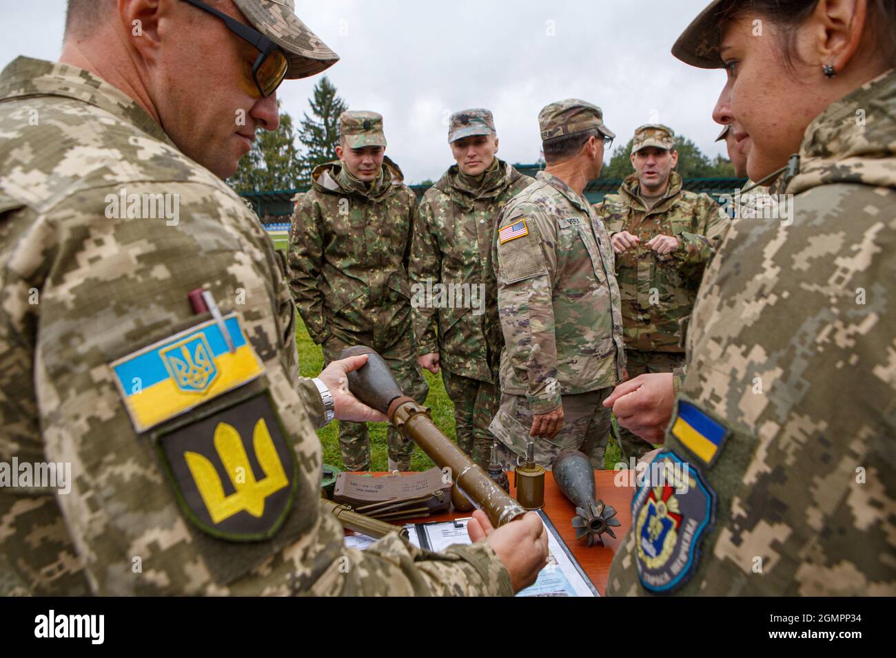 REGIONE DI LVIV, UCRAINA - 20 SETTEMBRE 2021 - i soldati sono visti durante le esercitazioni militari ucraino-americane RAPID TRIDENT - 2021 sui locali del Centro Internazionale per il mantenimento della pace e la sicurezza dell'Accademia Nazionale delle forze terrestri prende il nome da Hetman Petro Sahaidachnyi, Regione di Lviv, Ucraina occidentale credito: Ukrinform/Alamy Live News Foto Stock