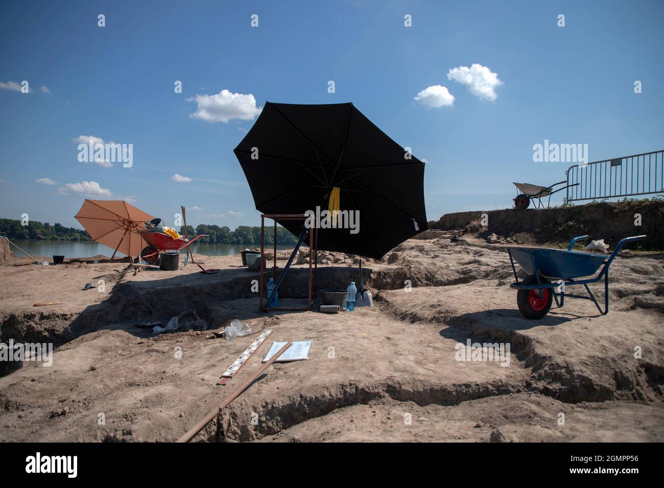 Vinča, Serbia, 4 settembre 2021: Vista del sito di scavi sulle rive del Danubio Foto Stock