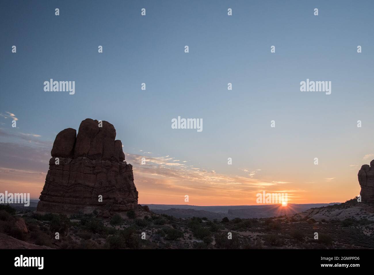 Utah Arches Mesa silhouette al tramonto con le nuvole Foto Stock