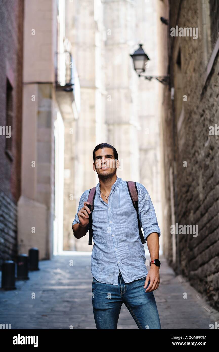 Giovane turista con zaino nel quartiere gotico di Barcellona Foto Stock