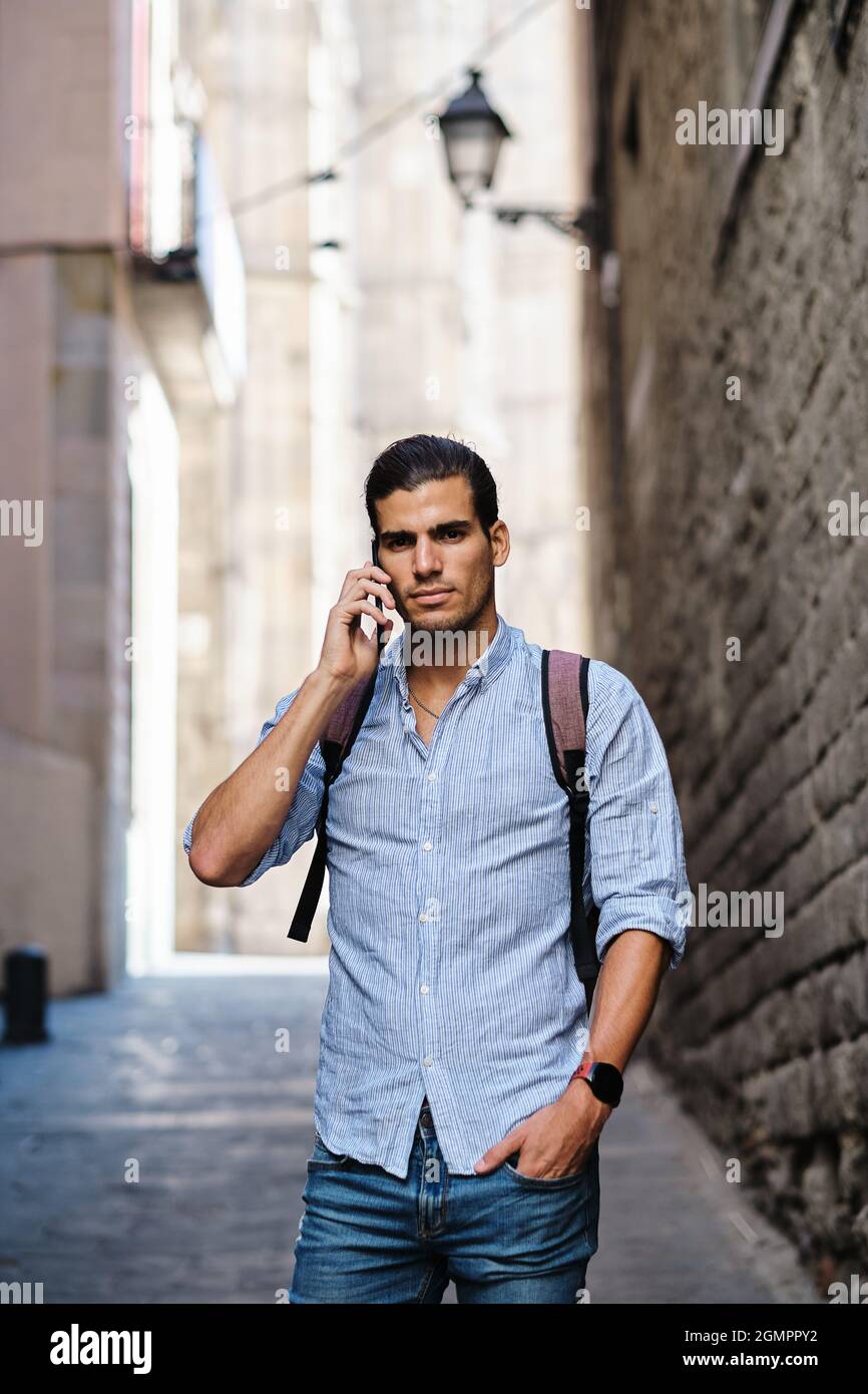 Giovane al quartiere gotico di Barcellona con smartphone - concetto turistico Foto Stock