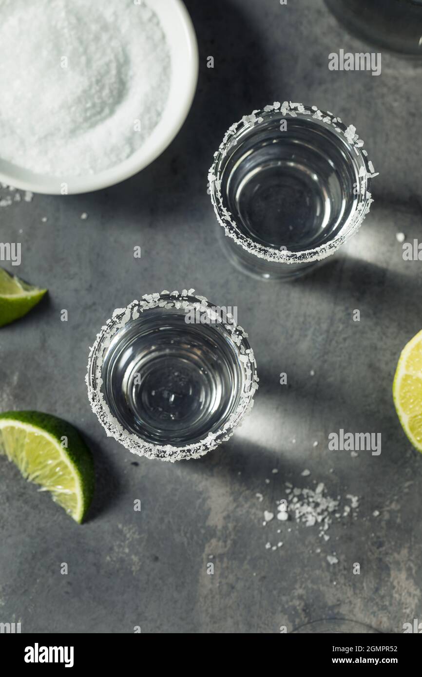 Tequila a freddo con calce e sale Foto Stock