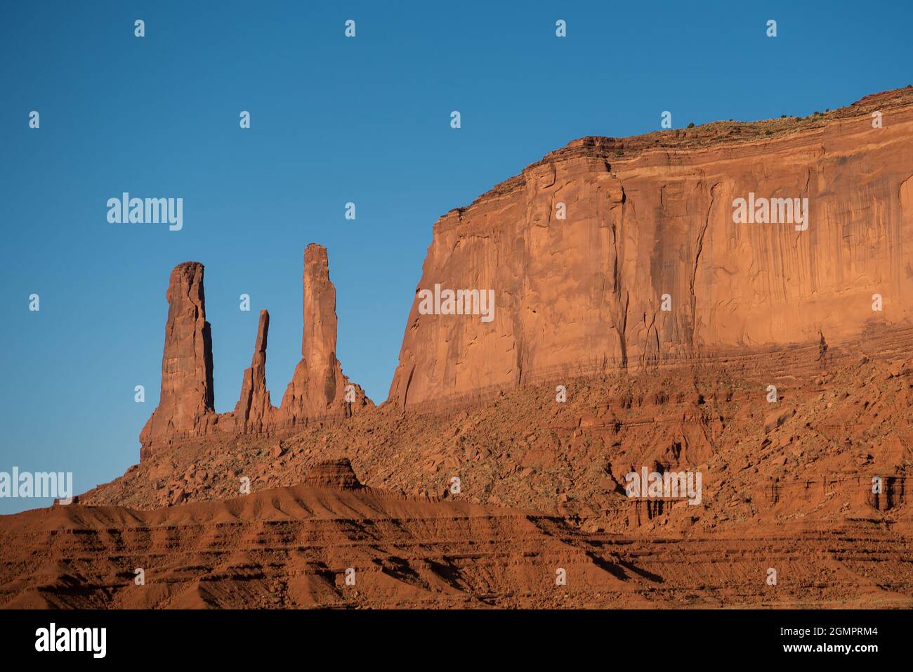 butte a forma di W intagliato dall'erosione vicino a Mesa Utah Foto Stock