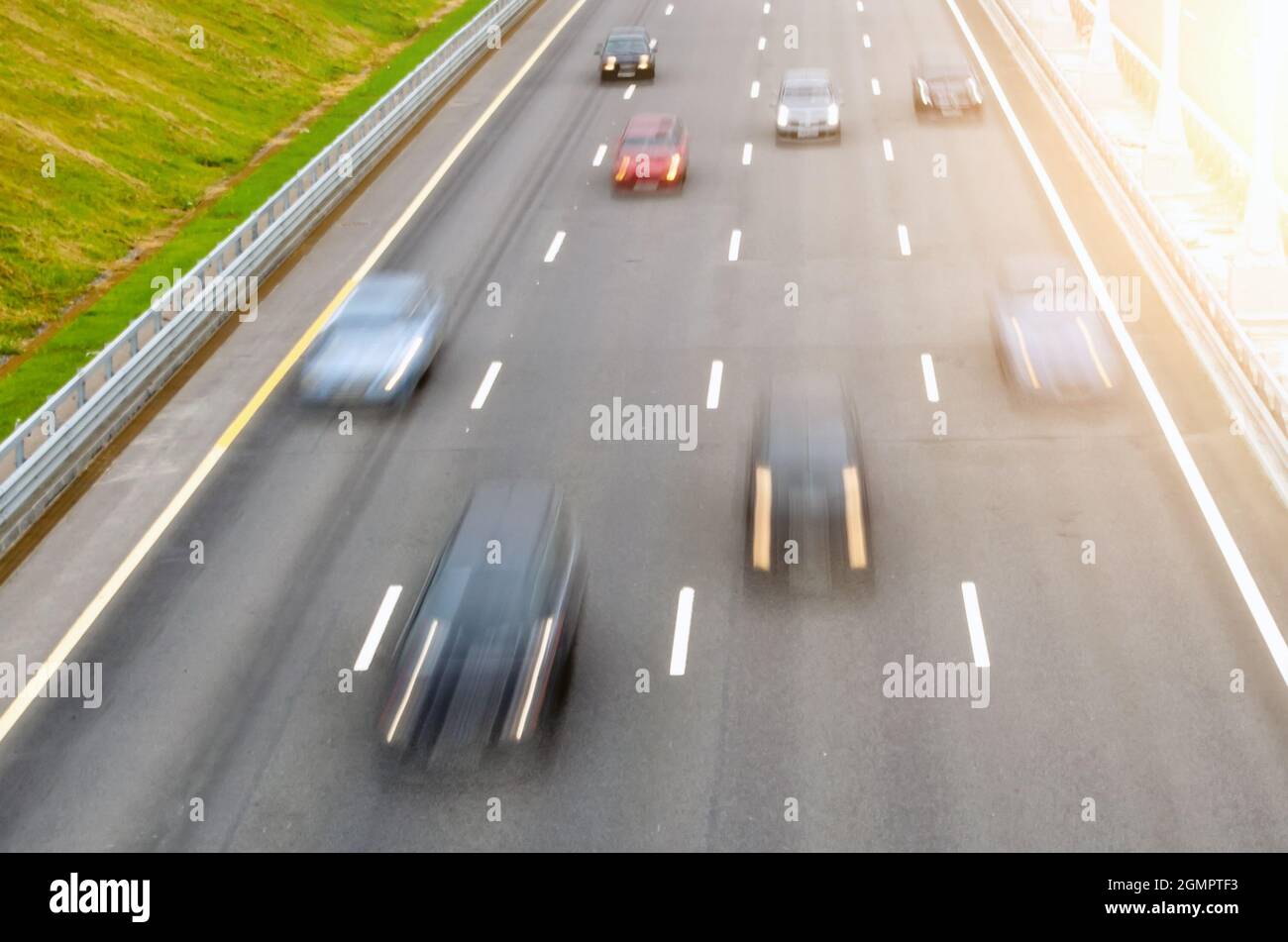 Le auto in movimento su un asfalto a più corsie lasciano i marcatiLe auto in movimento su un asfalto a più corsie lasciano le marcature Foto Stock