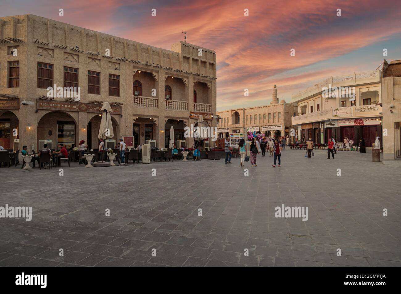 Souk Waqif a Doha Qatar strada principale con persone a piedi luce naturale vista Foto Stock