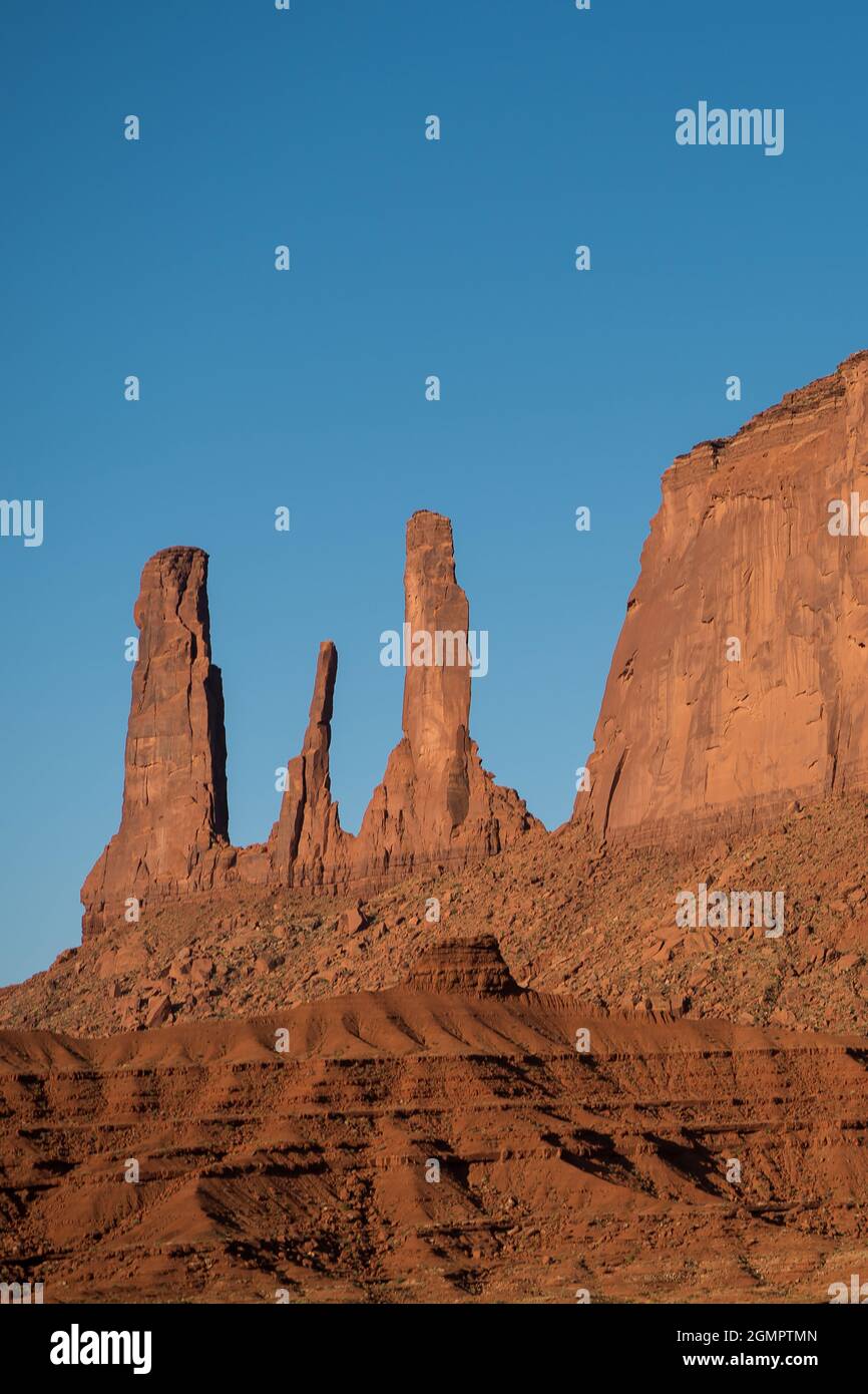 W forma butte intagliato da erosione Utah Monument Valley Foto Stock