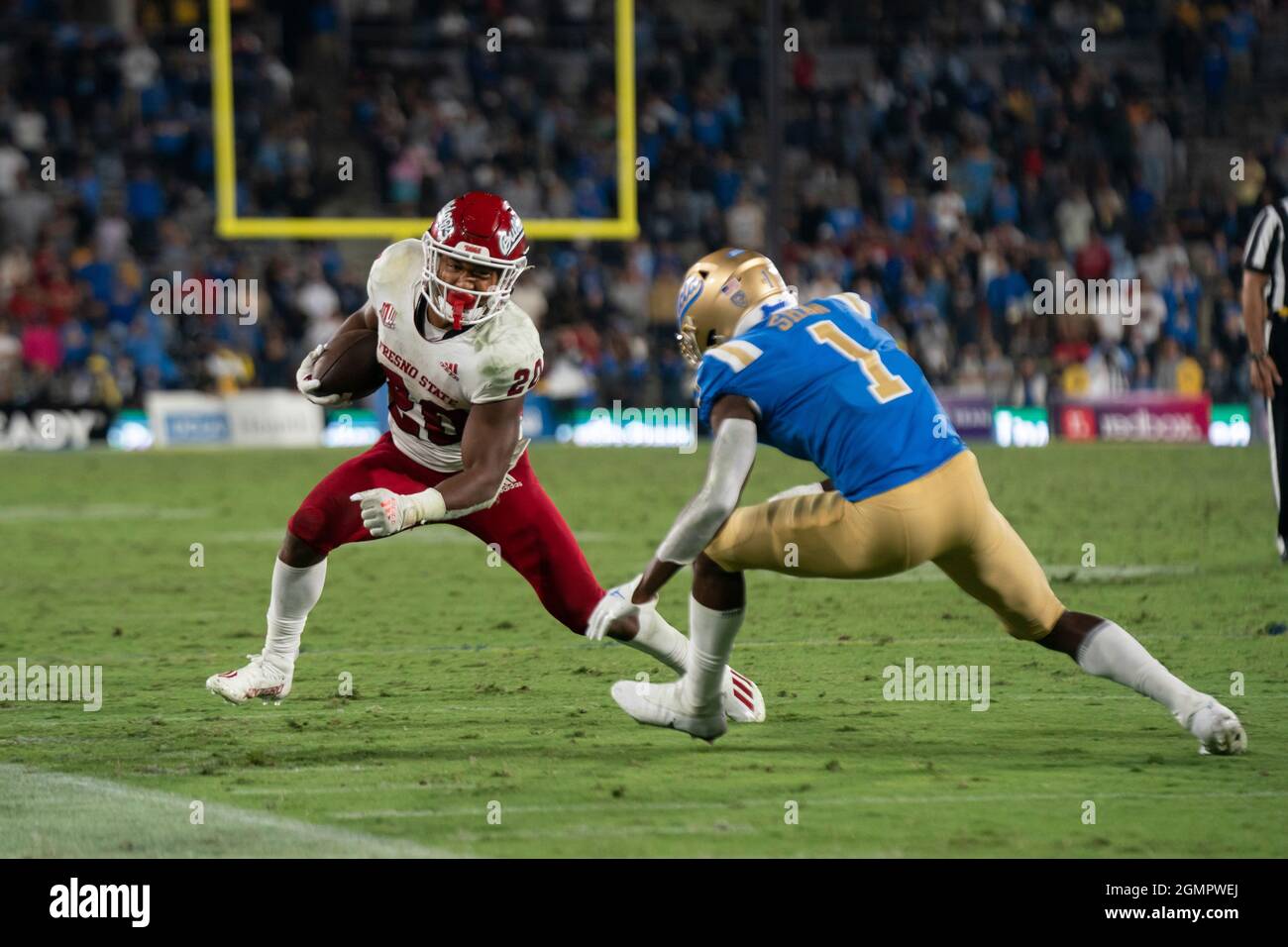 Fresno state Bulldogs running back Ronnie Rivers (20) esce dai limiti per fermare l'orologio contro UCLA Bruders difensive back Jay Shaw (1) durante un NC Foto Stock