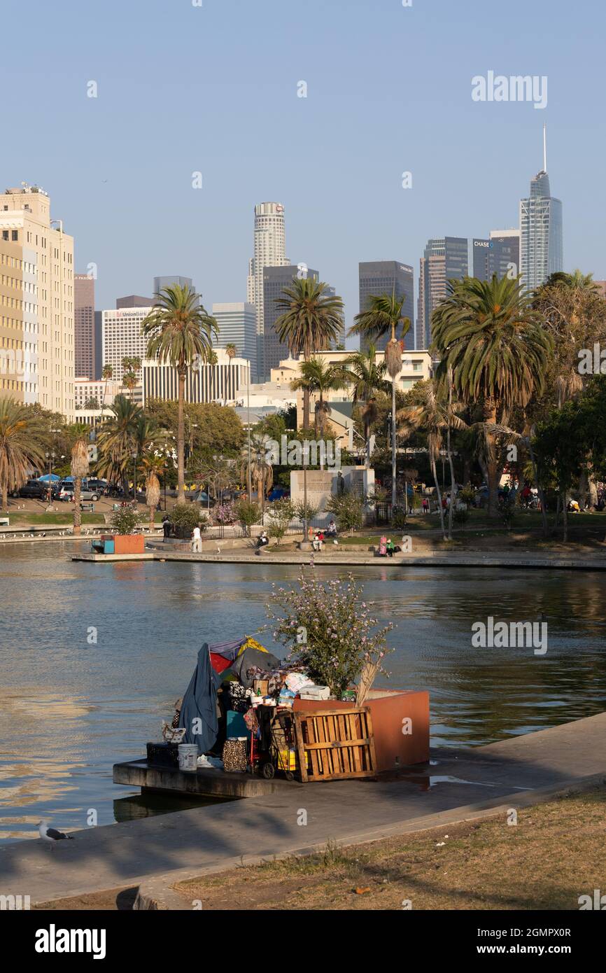 Accampamento senza tetto a MacArthur Park a Los Angeles Foto Stock