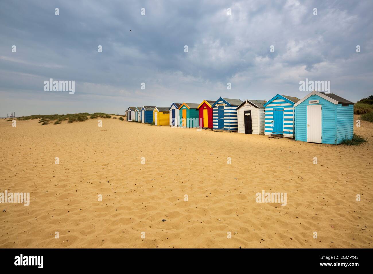 Colorate capanne sulla spiaggia tra le dune di sabbia a Southwold, Suffolk, Inghilterra Foto Stock