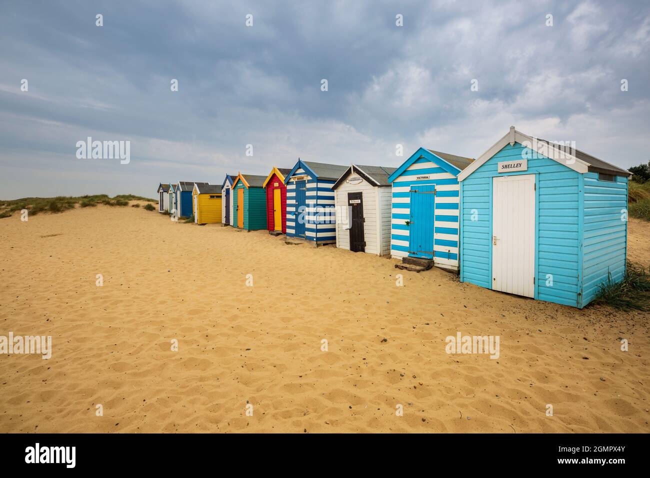 Colorate capanne sulla spiaggia tra le dune di sabbia a Southwold, Suffolk, Inghilterra Foto Stock