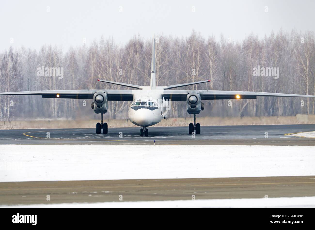 Aereo passeggeri sul campo d'aviazione inverno prima del decollo Foto Stock