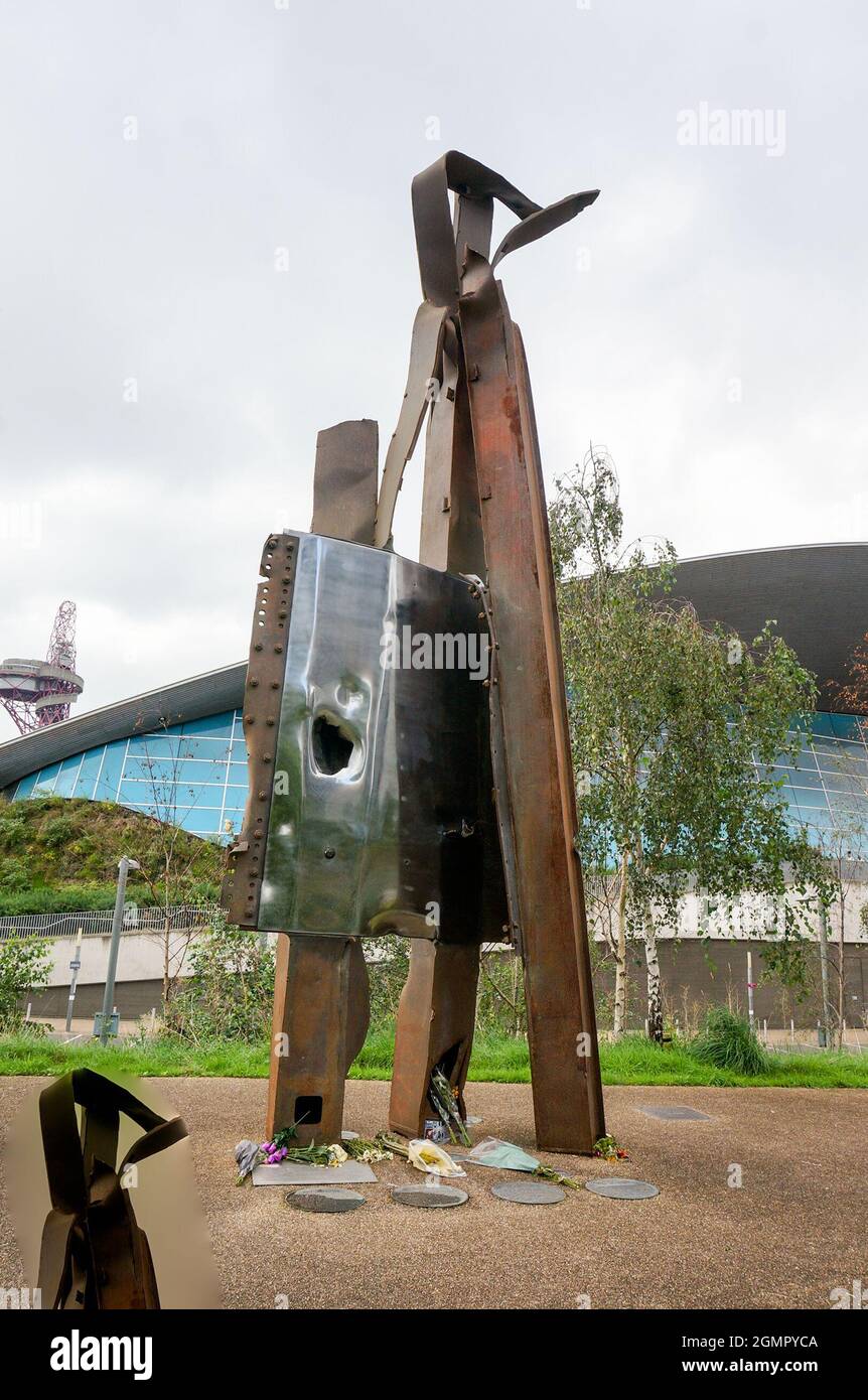 Stratford, Londra, Regno Unito. 20 settembre 2021. La struttura a travi in acciaio del 911 è un monumento commemorativo nel Parco Olimpico. A Memories of September 11, 2001 Attack of 3,000 Death flower Laid to Memories of September 11, 2001 Credit: Picture Capital/Alamy Live News Foto Stock