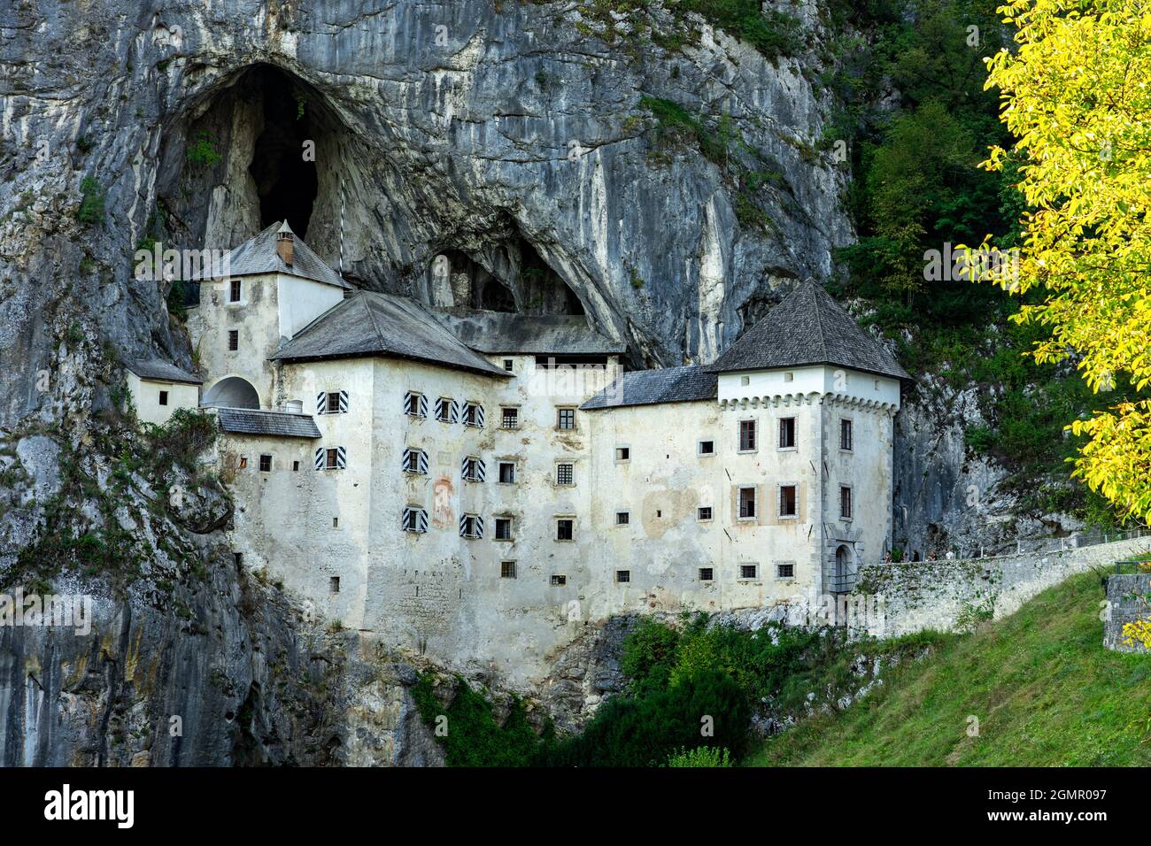 castello predjama costruito in una montagna nella natura vicino alla grotta postojna . Foto Stock