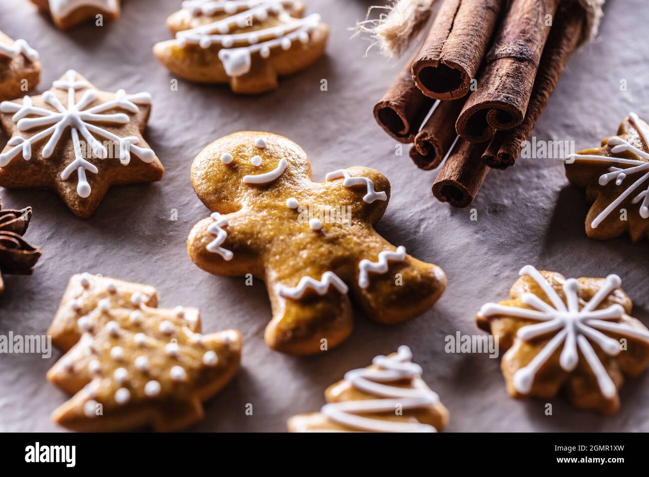 L'uomo di pan di zenzero ed altri biscotti di Natale con cannella. Foto Stock