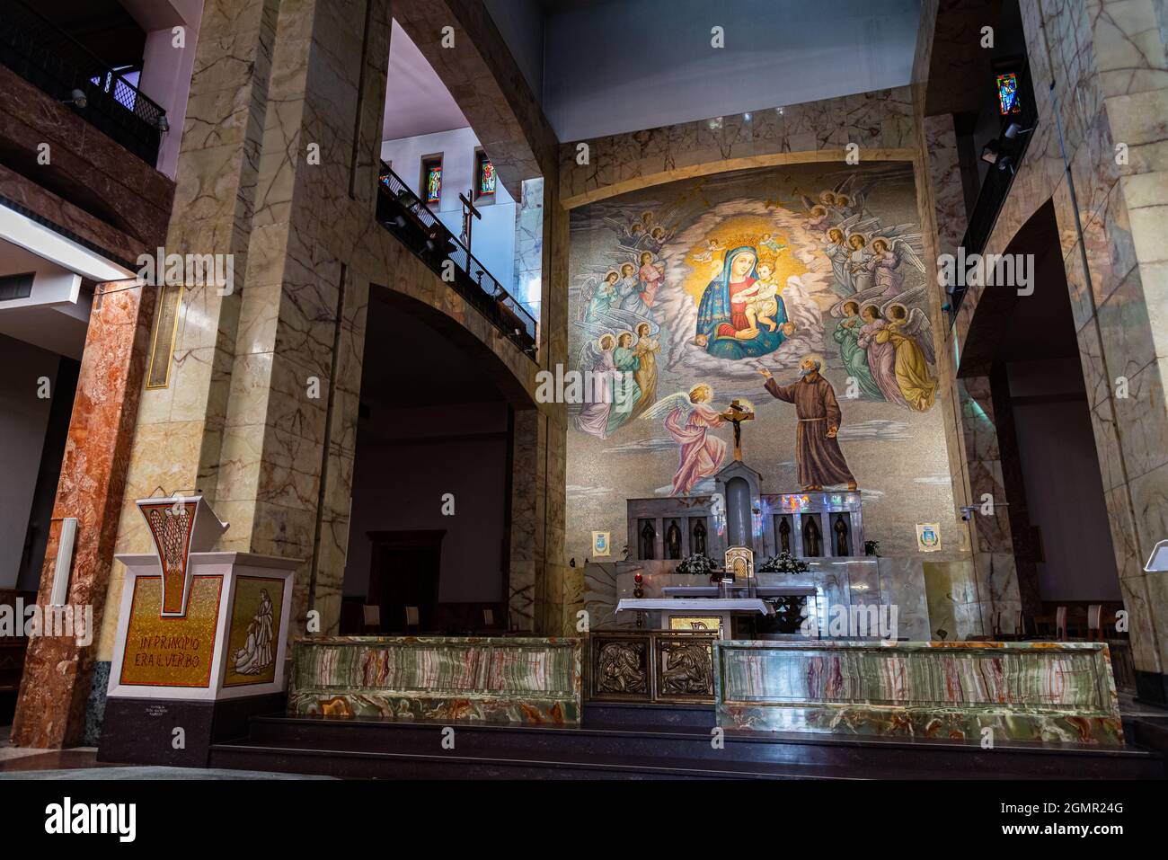 La chiesa di Santa Maria delle grazie con l'annesso convento è universalmente conosciuta per essere il luogo dove visse Padre Pio da Pietrelcina Foto Stock