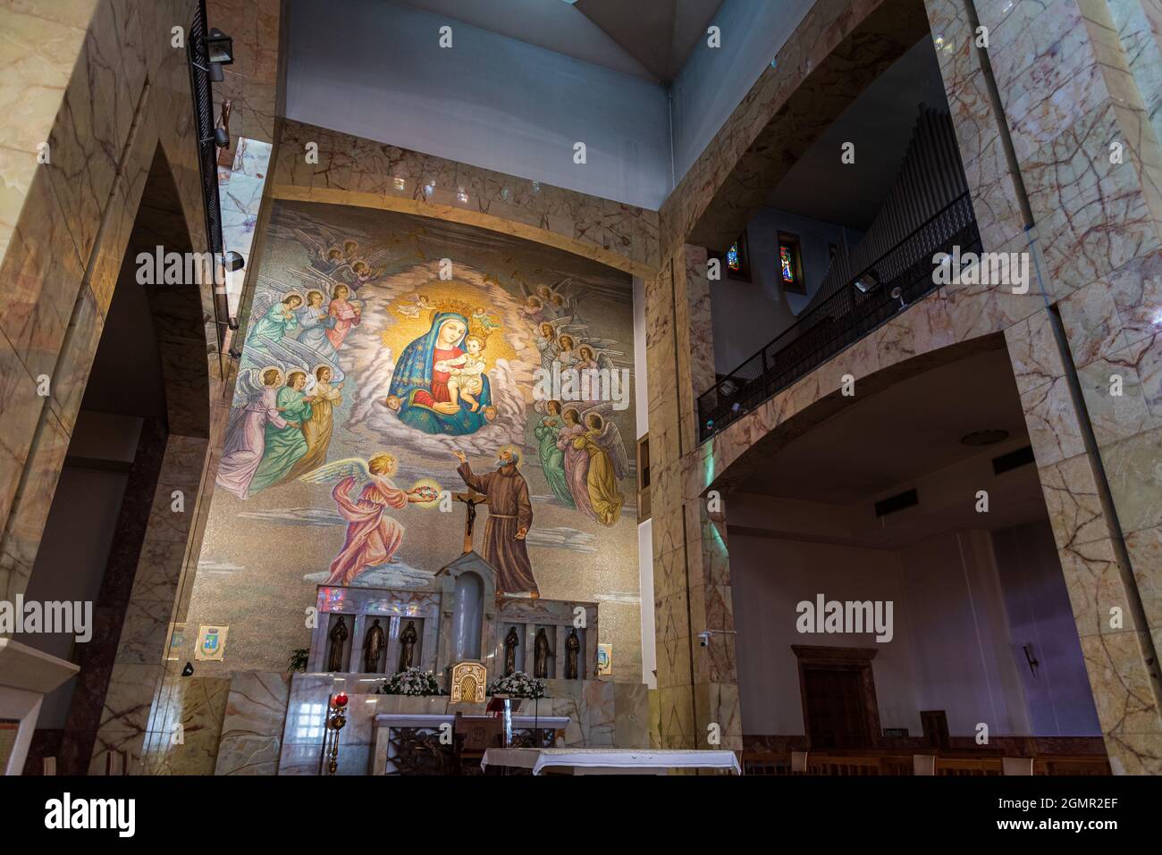 La chiesa di Santa Maria delle grazie con l'annesso convento è universalmente conosciuta per essere il luogo dove visse Padre Pio da Pietrelcina Foto Stock