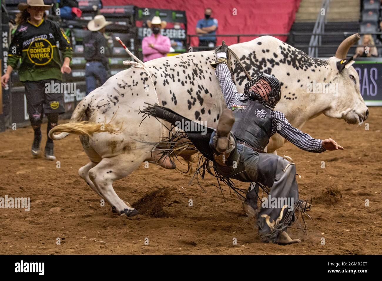 Newark, Stati Uniti. 18 settembre 2021. Austin Richardson Rides Get Nasty durante l'evento Professional Bull Riders 2021 scatena la bestia al Prudential Center di Newark. Credit: SOPA Images Limited/Alamy Live News Foto Stock