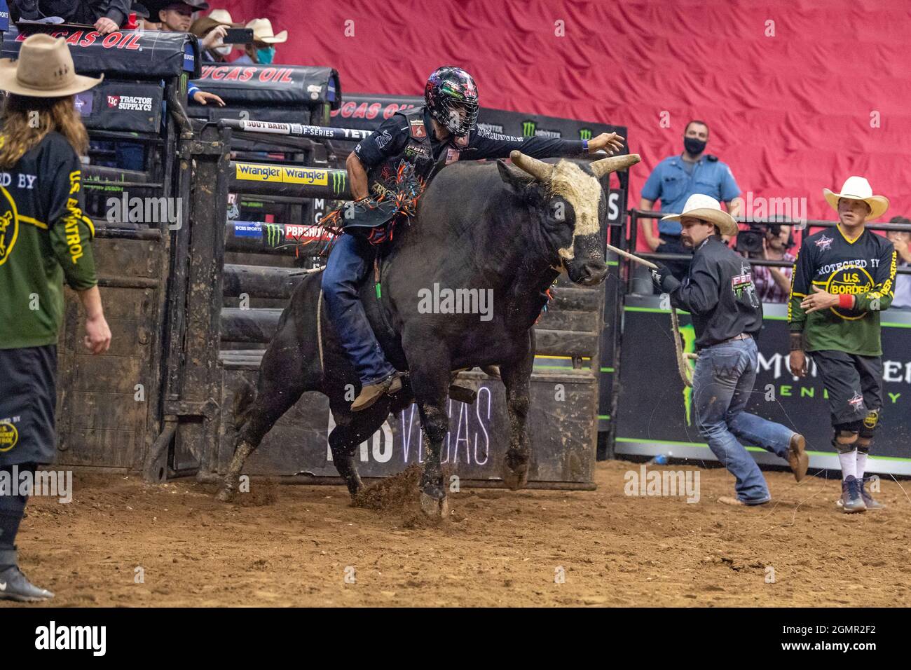 Newark, Stati Uniti. 18 settembre 2021. Marcelo Procopio Pereira guida King Brute durante l'evento Professional Bull Riders 2021 scatena la Bestia al Prudential Center di Newark. Credit: SOPA Images Limited/Alamy Live News Foto Stock