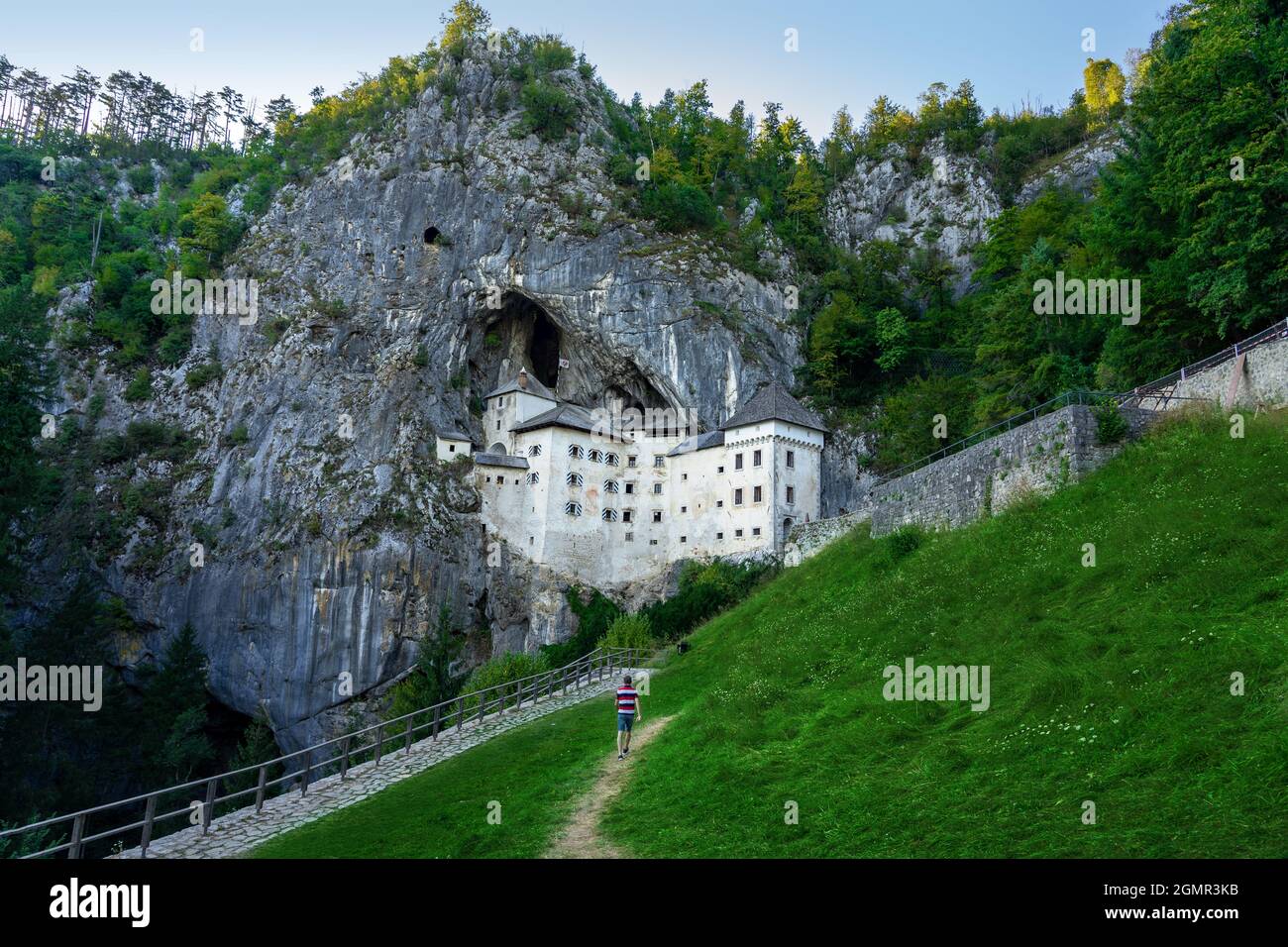 castello predjama costruito in una montagna nella natura vicino alla grotta postojna . Foto Stock