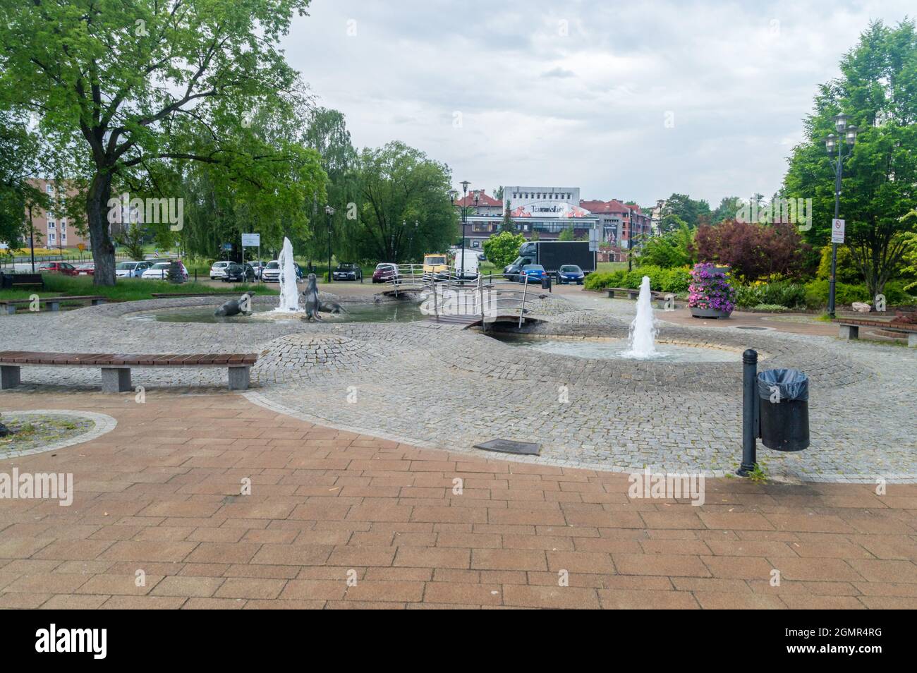 Tychy, Polonia - 5 giugno 2021: Piazza del mercato con fontana con lontre. Foto Stock