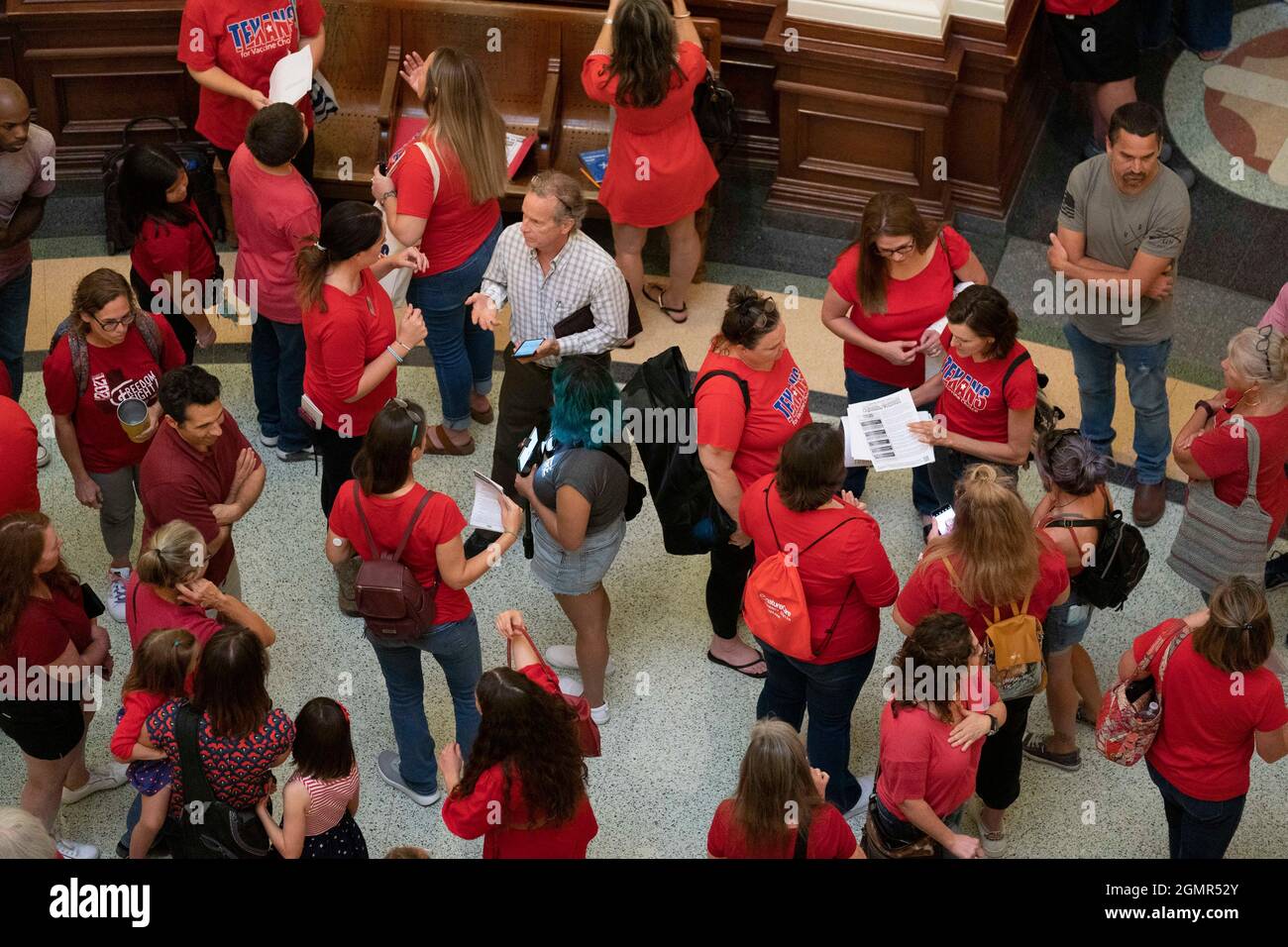 Austin, Texas, USA, 20 settembre 2021. I membri del gruppo di lobby Texans for Vaccine Choice si organizzano nella rotonda del Campidoglio mentre la Casa e il Senato del Texas si riuniscono per la terza sessione speciale chiamata lunedì 20 settembre. I legislatori stanno affrontando le fatture relative al COVID-19 tra le altre questioni. Credit: Bob Daemmrich/Alamy Live News Foto Stock