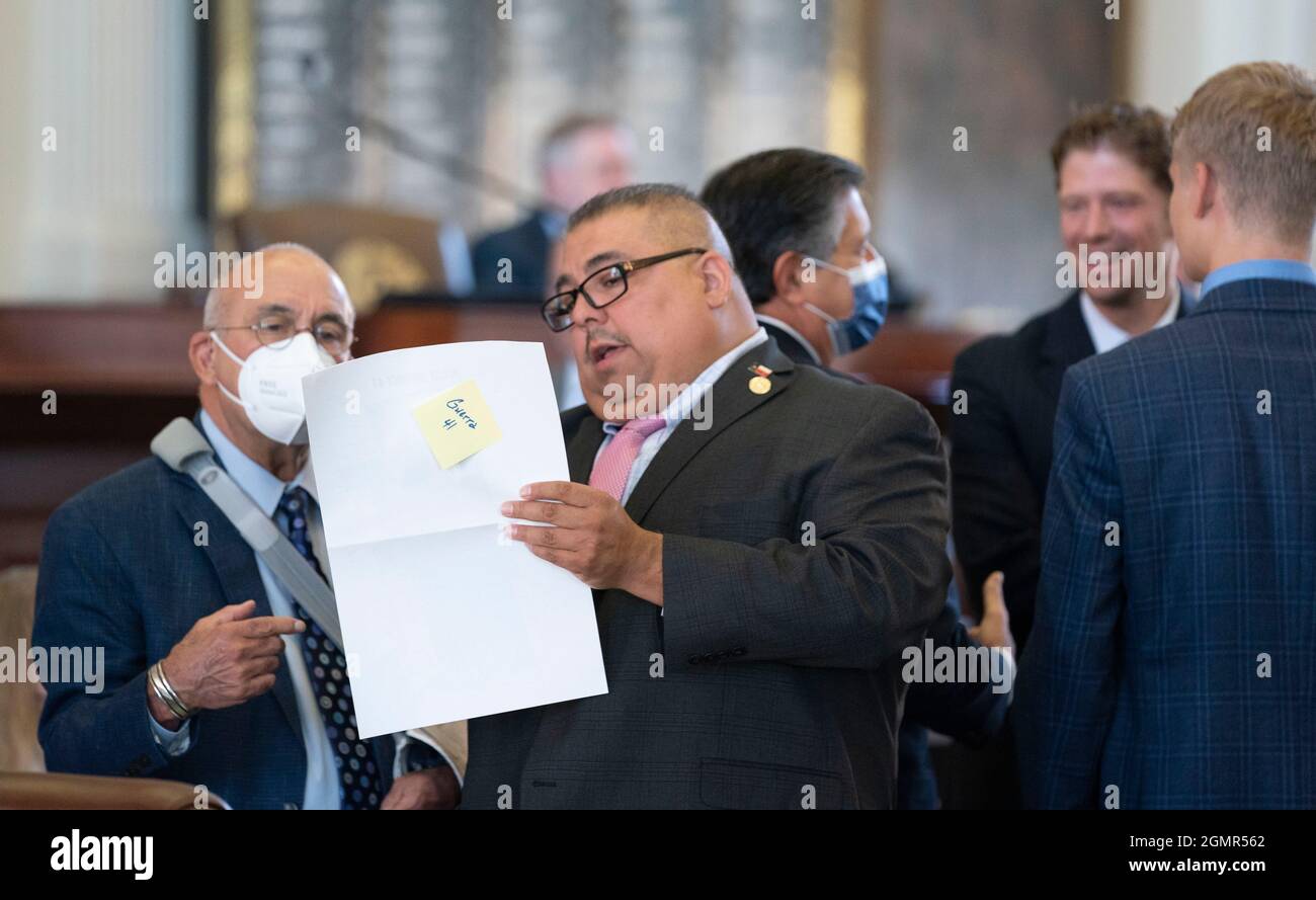Austin Texas, USA, 20 settembre 2021: Il Rep. Di Stato Bobby Guerra, l, D-McAllen e il Rep. Ryan Guillen, D-Rio Grande City, guardano una mappa di riorganizzazione del territorio il primo giorno della terza sessione speciale chiamata dell' 87a Legislatura del Texas. Diverse questioni controverse rimangono dopo le sessioni regolari che si sono tenute all'inizio di quest'anno. Credit: Bob Daemmrich/Alamy Live News Foto Stock