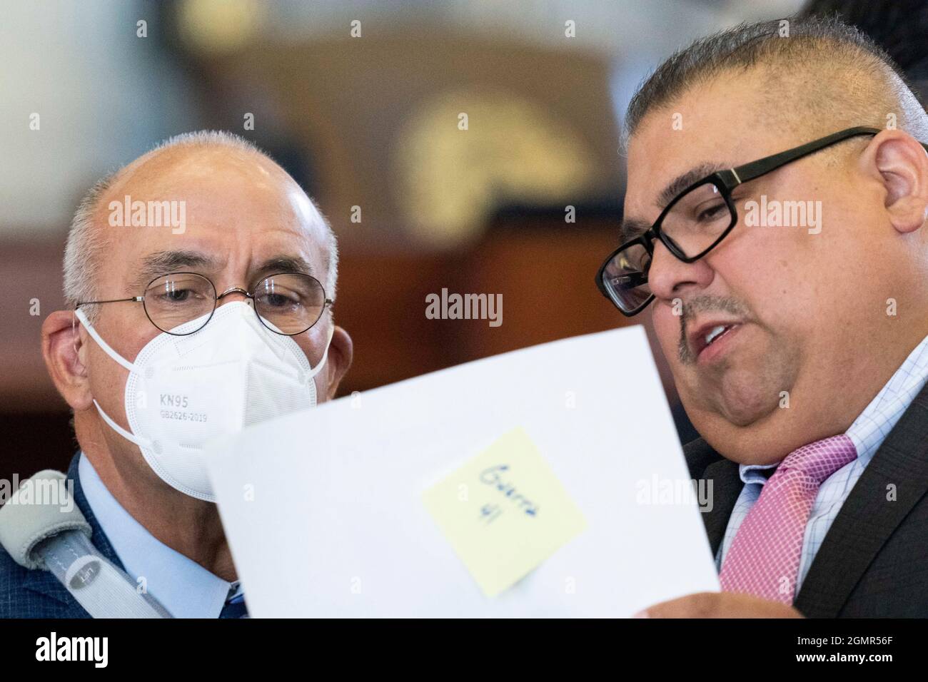 Austin Texas, USA, 20 settembre 2021: Il Rep. Di Stato Bobby Guerra, l, D-McAllen e il Rep. Ryan Guillen, D-Rio Grande City, guardano una mappa di riorganizzazione del territorio il primo giorno della terza sessione speciale chiamata dell' 87a Legislatura del Texas. Diverse questioni controverse rimangono dopo le sessioni regolari che si sono tenute all'inizio di quest'anno. Credit: Bob Daemmrich/Alamy Live News Foto Stock