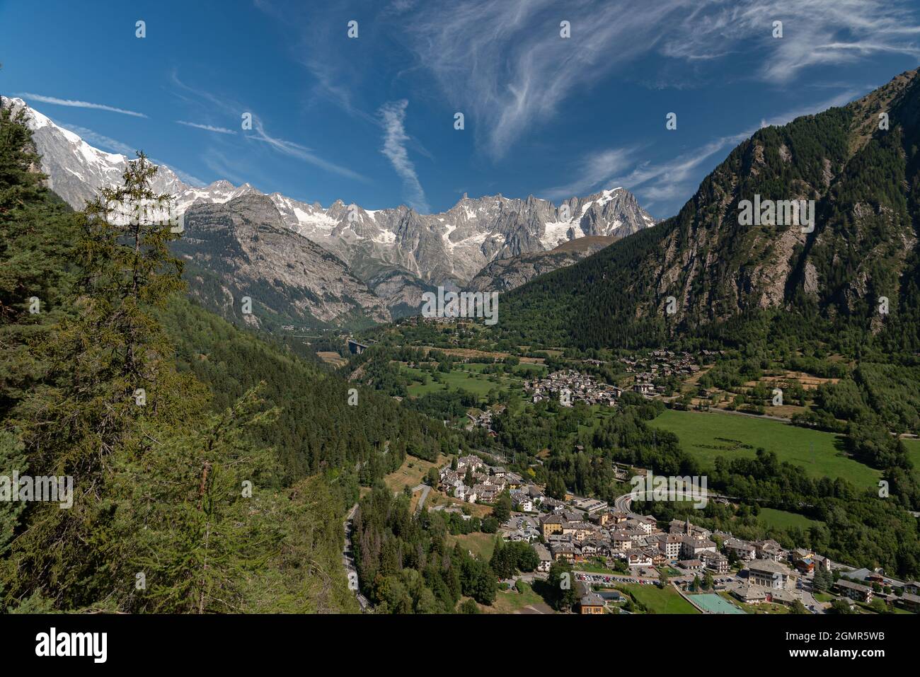 La Valle d'Aosta è una regione situata nel nord-ovest dell'Italia al confine con la Francia e la Svizzera. Situato nelle Alpi occidentali, è conosciuto per la neve- Foto Stock