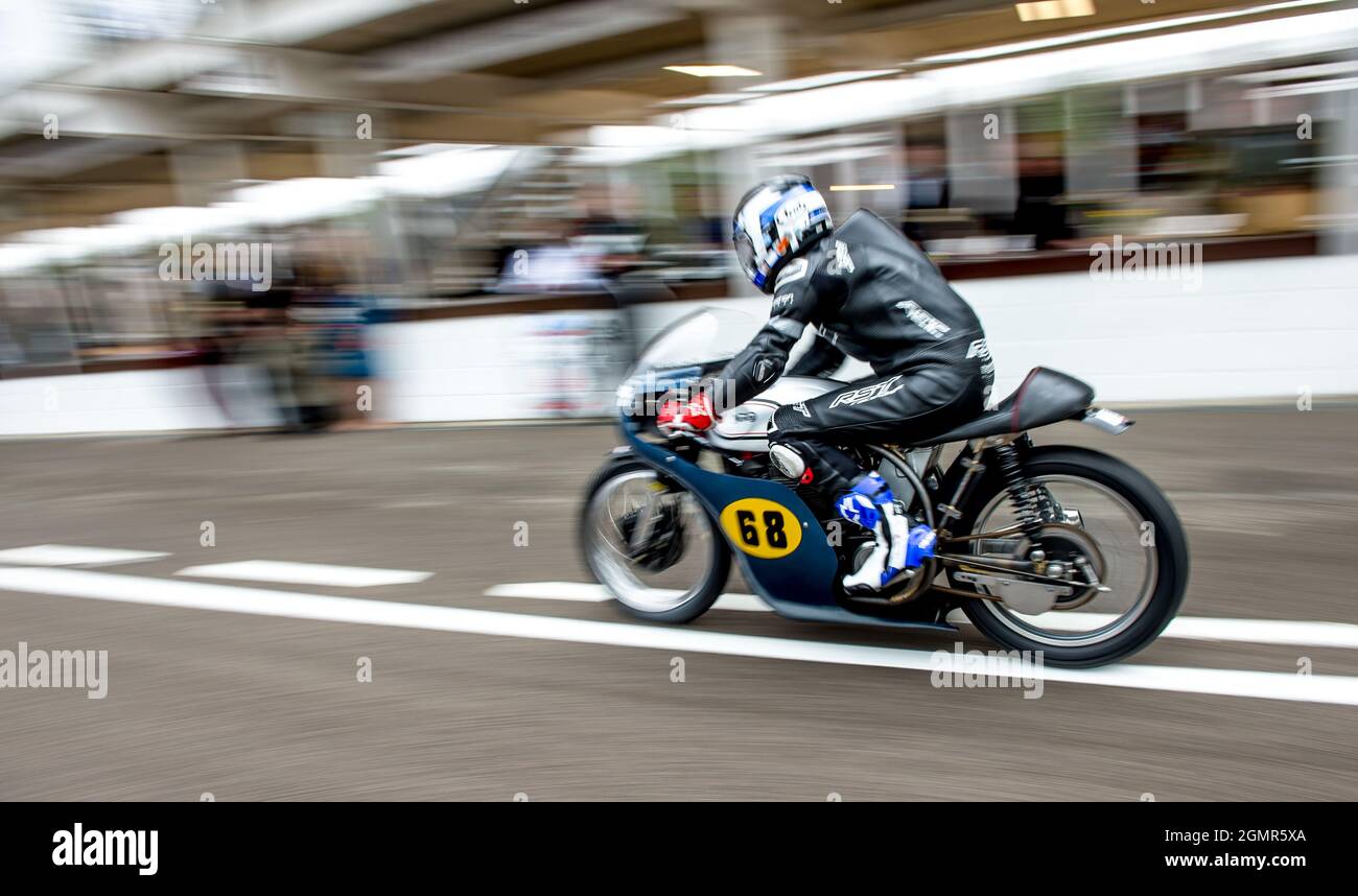 Goodwood, Regno Unito. 19 Settembre 2021. Norton Manx 30M guidato da Michael Russell e Michael Rutter lascia i box dopo un cambio di pilota nel Barry Sheen Memorial Trophy al Goodwood Revival Festival al Goodwood Circuit di Sussex, Regno Unito, il 19 settembre 2021. Foto di Phil Hutchinson. Solo per uso editoriale, licenza richiesta per uso commerciale. Nessun utilizzo nelle scommesse, nei giochi o nelle pubblicazioni di un singolo club/campionato/giocatore. Credit: UK Sports Pics Ltd/Alamy Live News Foto Stock