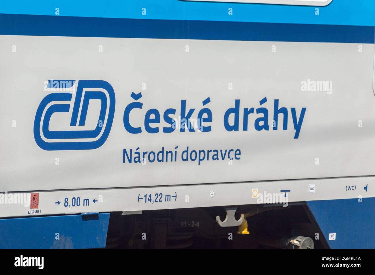 Cesky Tesin, Repubblica Ceca - 5 giugno 2021: Segno Ceske Drahy sul treno passeggeri della Repubblica Ceca Railway. Ceske Drahy è il principale operatore ferroviario in Foto Stock