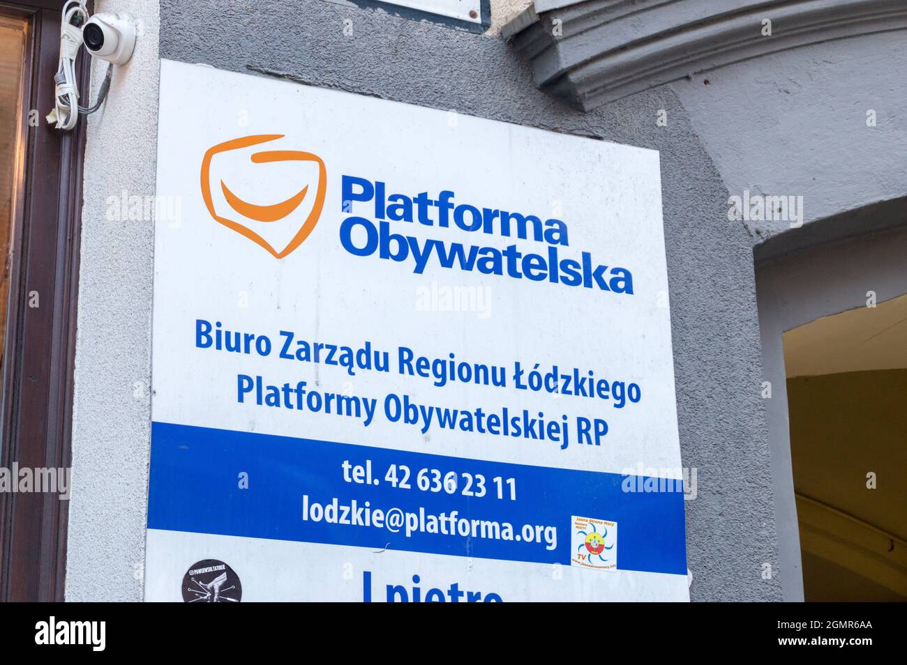 Lodz, Polonia - 7 giugno 2021: Logo della piattaforma Civica del partito politico polacco (in polacco: Platforma Obywatelska, PO) sull'ufficio di gestione della regione di Lodz. Foto Stock