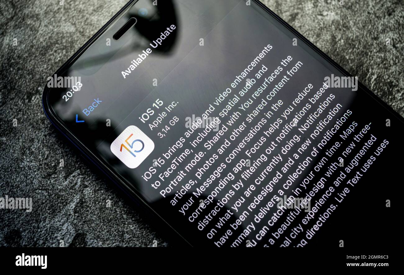 Vienna Austria Settembre 20 2021:iPhone 12 con aggiornamento iOS 15 primo piano, nuovo sistema operativo per dispositivi iPhone Foto Stock