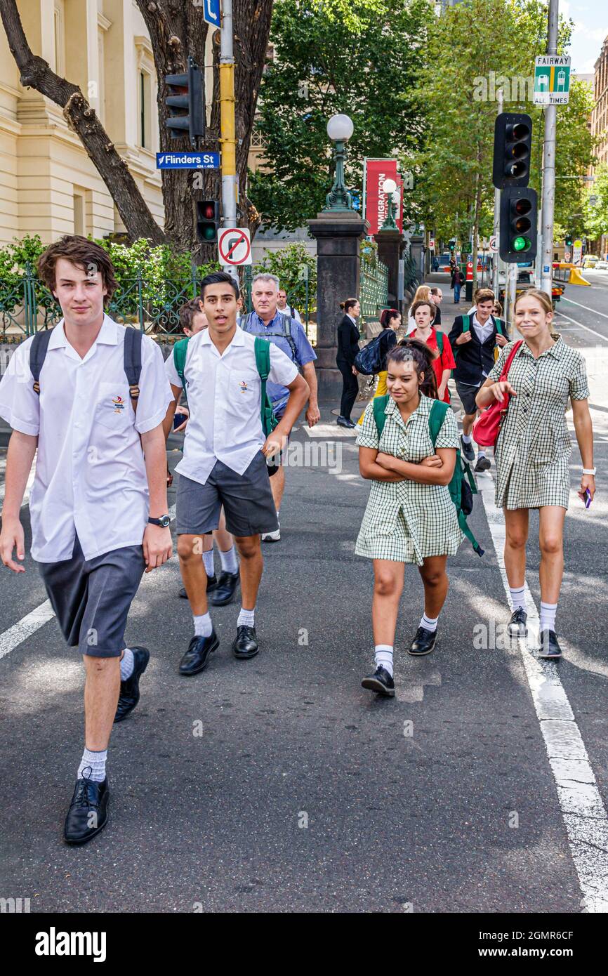 Melbourne Australia, Market Street, studenti classe campo viaggio uniforme scuola, ragazzi adolescenti ragazzi maschi ragazze femmine a piedi Foto Stock