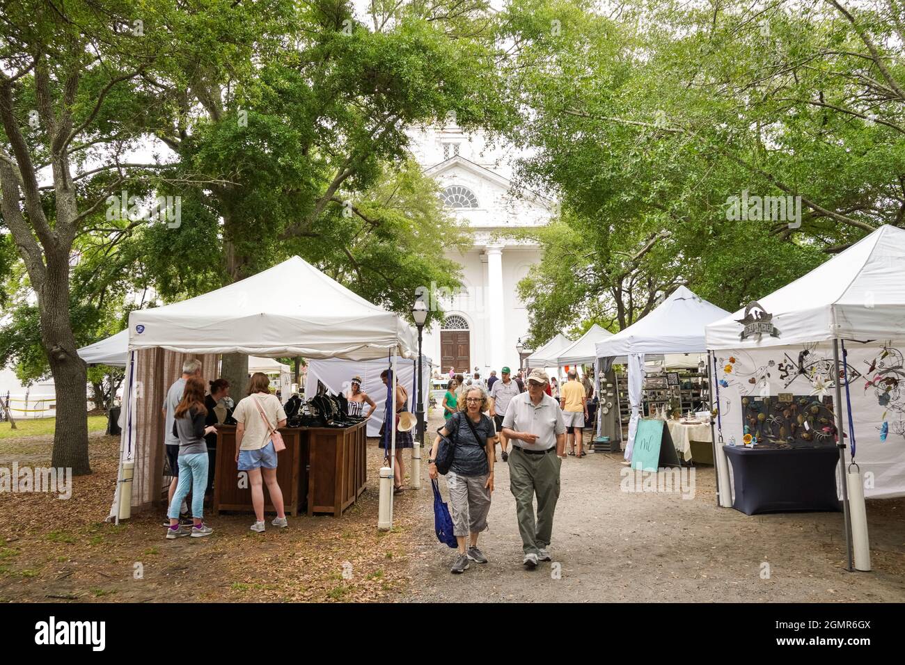 La gente passeggia attraverso un mercato all'aperto e vende alla seconda chiesa presbiteriana in Wragg Square, nel quartiere storico, il 29 maggio 2021 a Charleston, South Carolina. Foto Stock