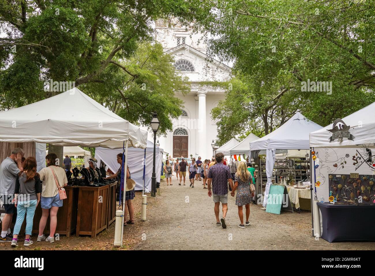 La gente passeggia attraverso un mercato all'aperto e vende alla seconda chiesa presbiteriana in Wragg Square, nel quartiere storico, il 29 maggio 2021 a Charleston, South Carolina. Foto Stock
