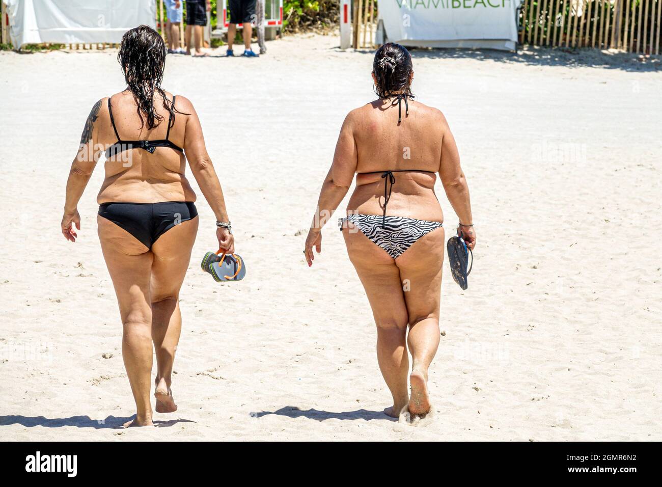 Miami Beach Florida, donne che indossano costumi da bagno bikini, obese grasso sovrappeso pesante a piedi amici Foto Stock