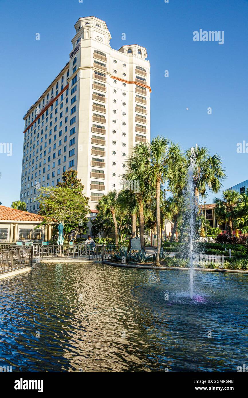 Orlando Florida, Doubletree by Hilton Orlando SeaWorld, alto edificio esterno della fontana della proprieta' dell'hotel Foto Stock