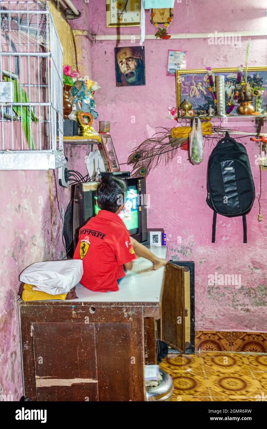 Mumbai India,Dharavi Kumbhar Wada,mischia povera residente,ragazzo maschio bambino bambino bambino casa guardando la tv interno televisione Foto Stock