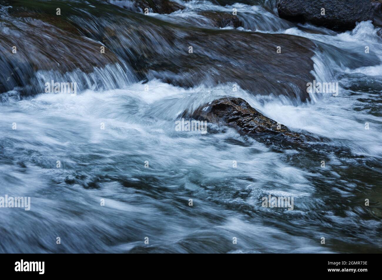 Lunga esposizione di acque bianche in Rock Creek con sfocatura del movimento Foto Stock