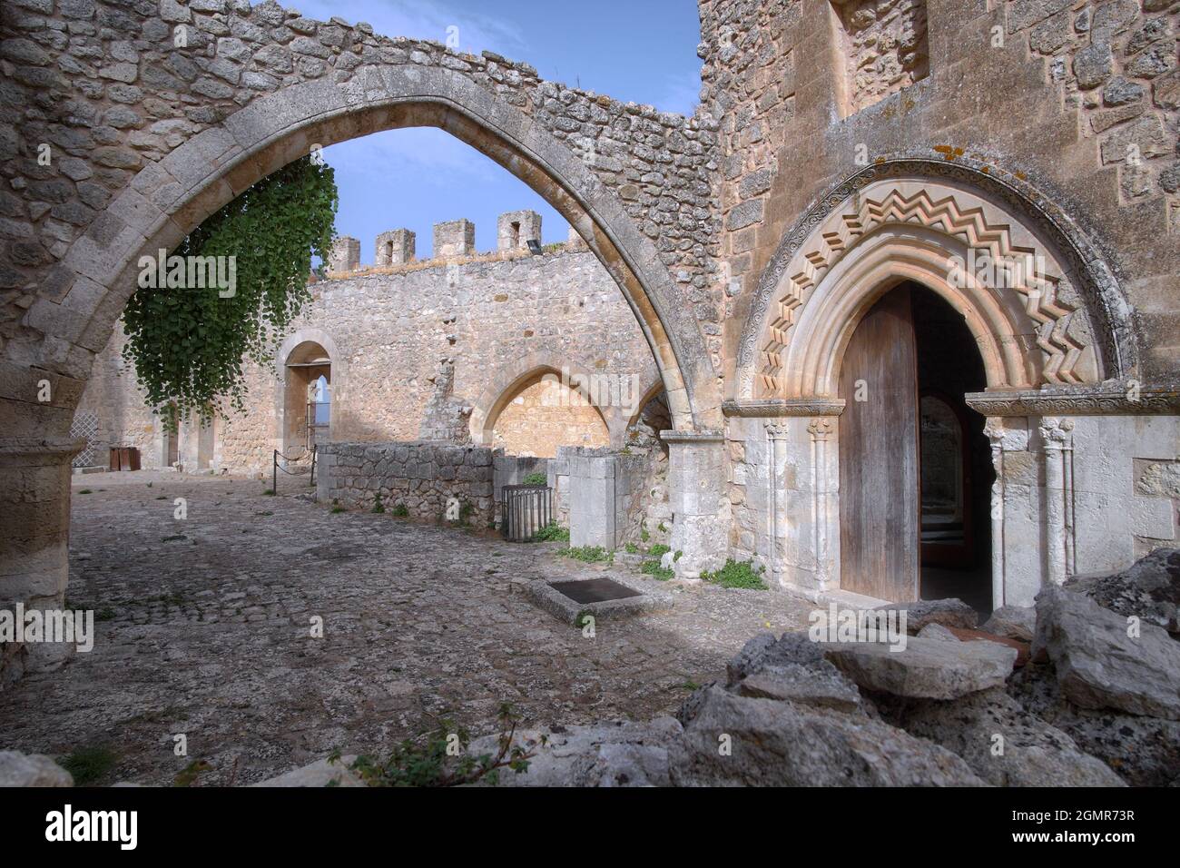 Castello medievale in Sicilia cortile interno con archi decorati di antico forte in città Mussomeli (Caltanissetta) Foto Stock