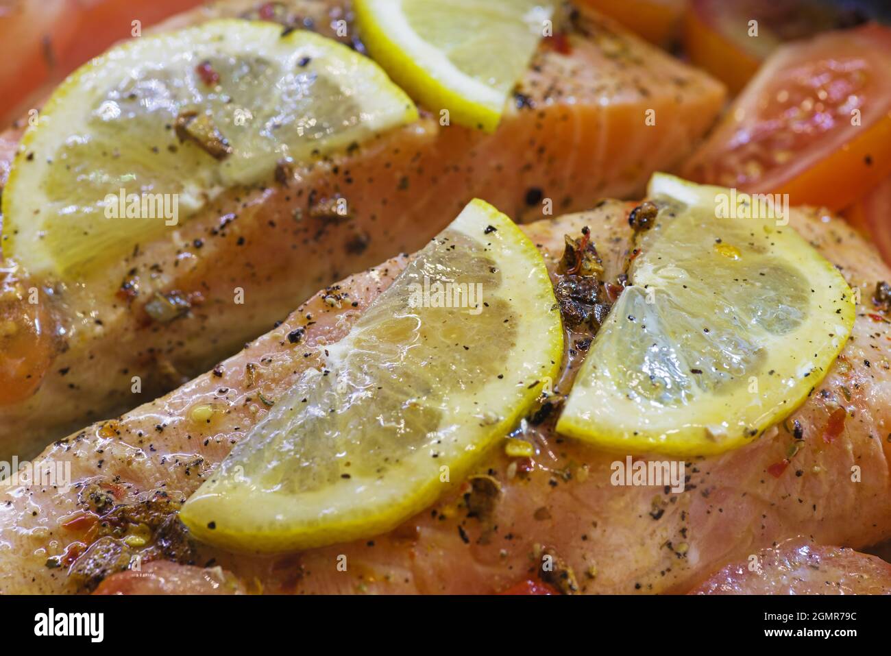 cottura del salmone con erbe di limone e spezie Foto Stock