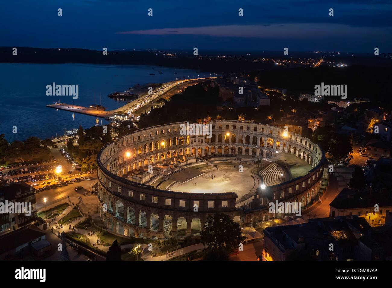 Una vista aerea dell'aphitheater di Pola di notte, Istria, Croazia Foto Stock