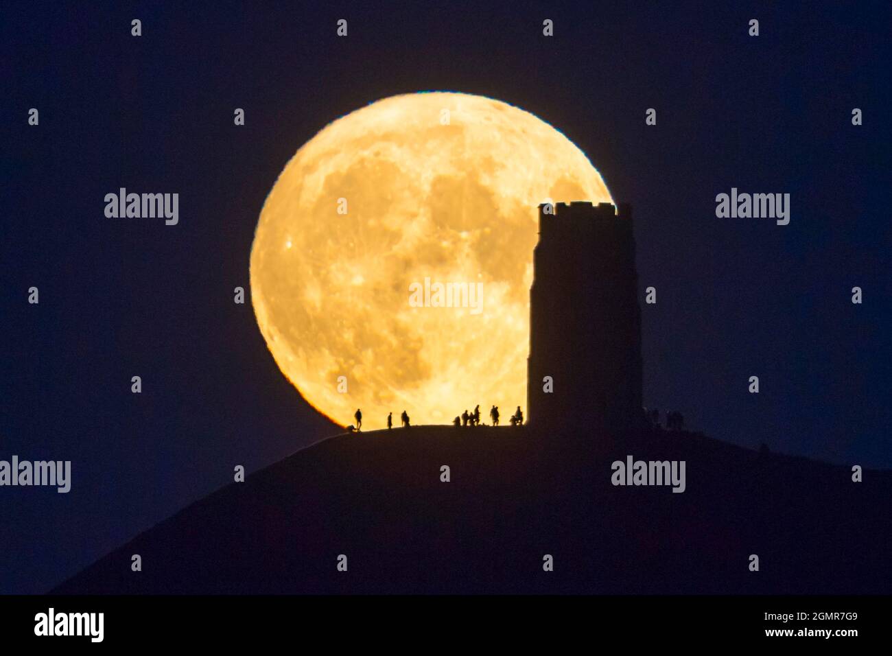 Glastonbury, Somerset, Regno Unito. 20 settembre 2021. Meteo Regno Unito. L’intera Harvest Moon si innalza nel cielo notturno chiaro da dietro la St Michael’s Tower a Glastonbury Tor, nel Somerset che silhouette le persone in cima. Picture Credit: Graham Hunt/Alamy Live News Foto Stock Glastonbury, Somerset, Regno Unito. 20 settembre 2021. Meteo Regno Unito. L’intera Harvest Moon si innalza nel cielo notturno chiaro da dietro la St Michael’s Tower a Glastonbury Tor, nel Somerset che silhouette le persone in cima. Picture Credit: Graham Hunt/Alamy Live News Foto Stock