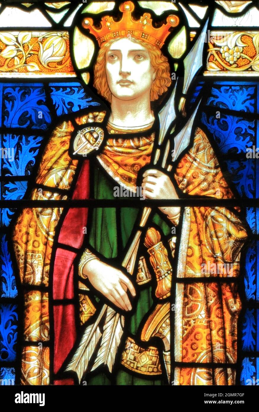 St Edmund, re di Anglia orientale, 9 ° secolo, santo, tenendo frecce del martirio, vetrate, Blakeney chiesa, Norfolk, Inghilterra Foto Stock