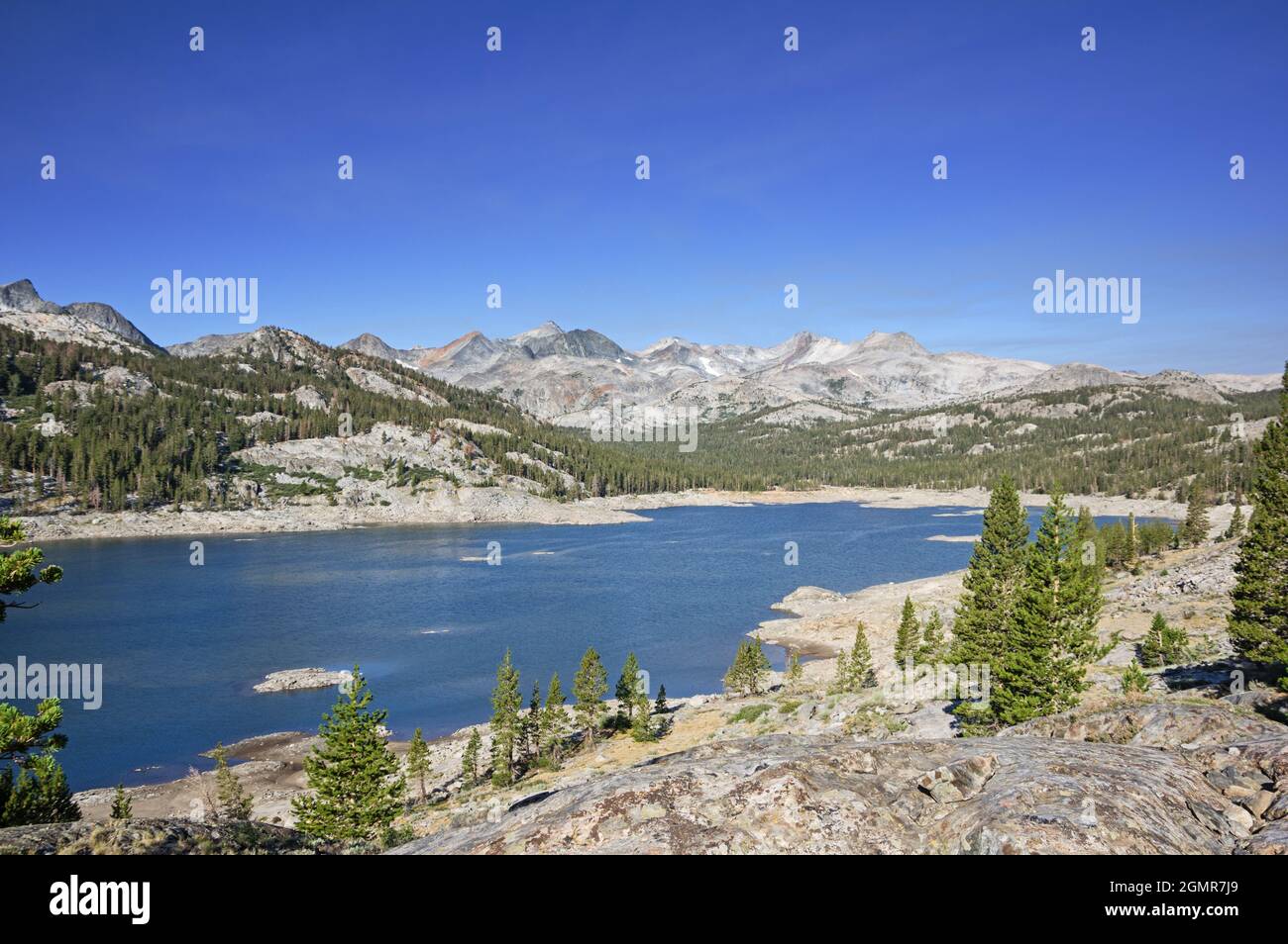 Lago di Waugh nelle montagne della Sierra Nevada della California Foto Stock