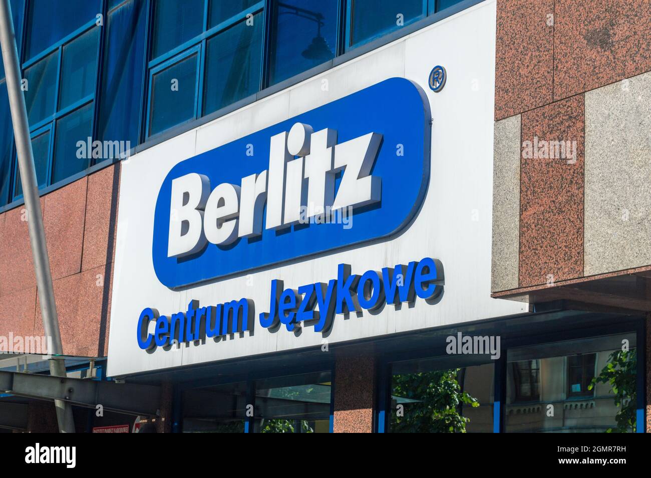 Lodz, Polonia - 7 giugno 2021: Logo e segno di Berlitz Corporation è una società giapponese di formazione linguistica e leadership che è la base Foto Stock