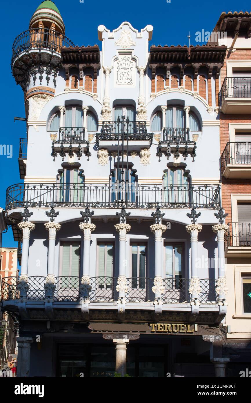 Facciata modernista nella città di Teruel. Giorno di sole, nessuna gente. Aragon, Europa. Foto Stock