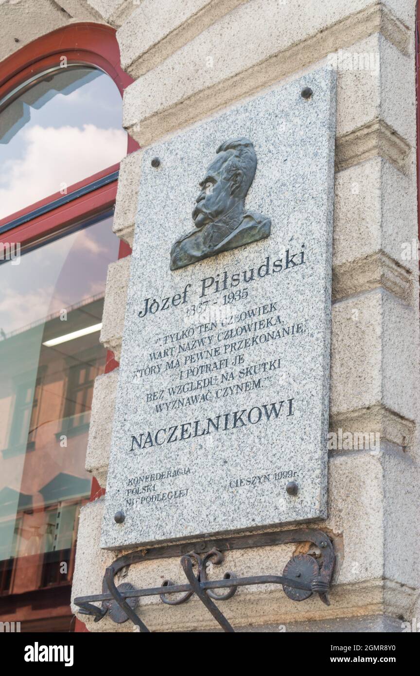 Cieszyn, Polonia - 5 giugno 2021: Targa dedicata a Jozef Klemens Pilsudski, statista polacco che ha servito come Capo di Stato (1918–1922) e primo M. Foto Stock